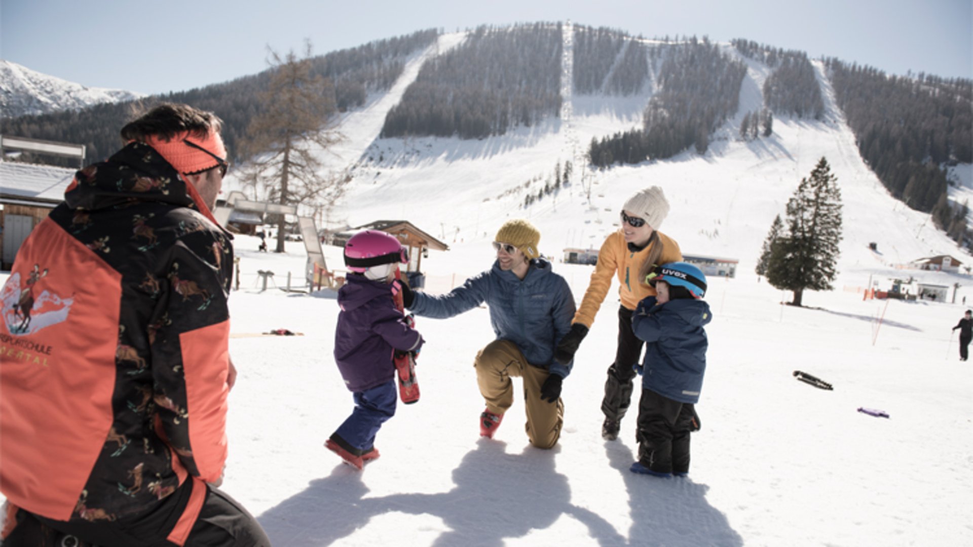 Rodinný lyžařský kurz | Foto: Oberösterreich Tourismus GmbH / David Lugmayr Rodina s lyžařským instruktorem na spodní části Hutterer.
