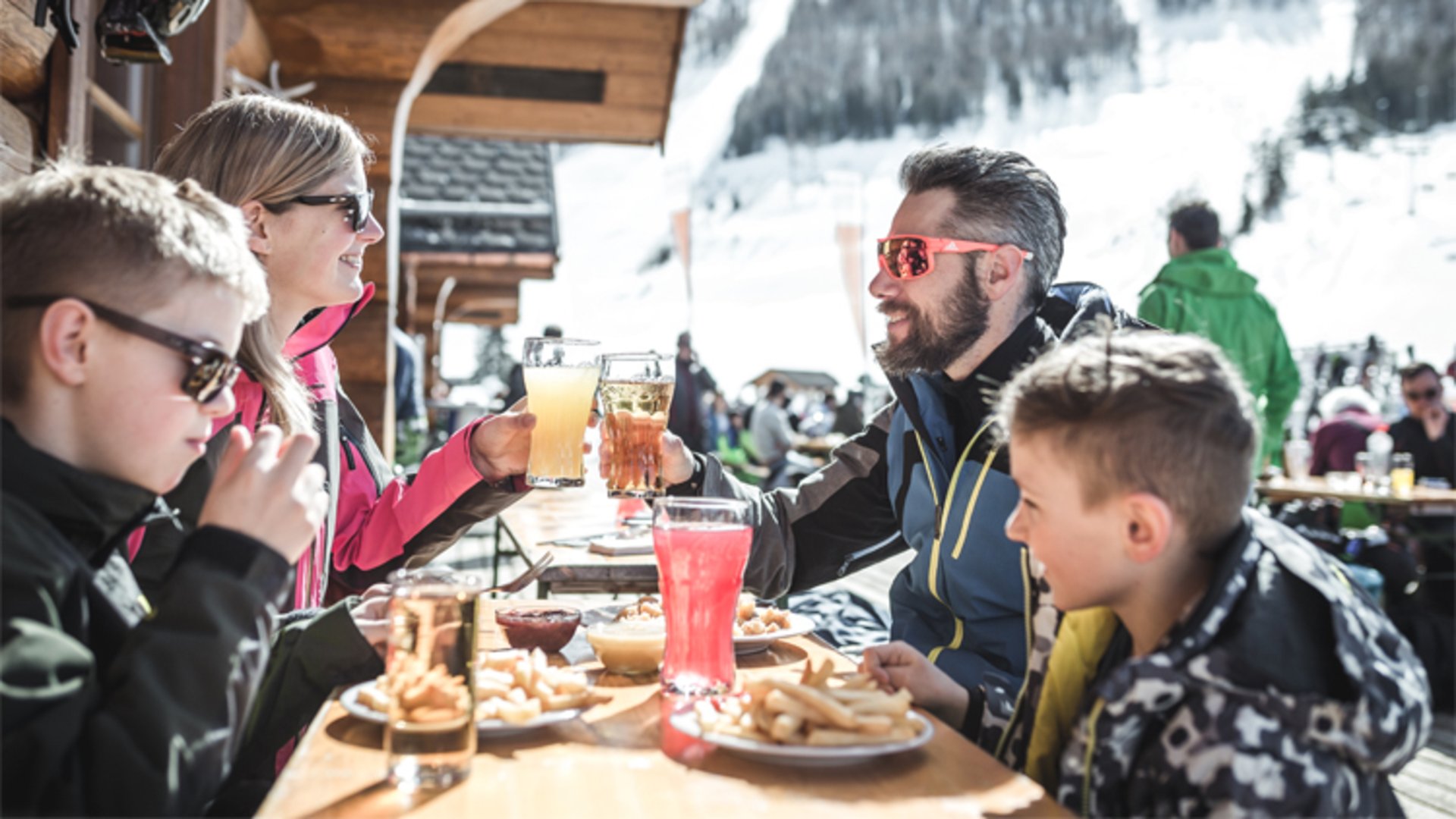 Zastávka chaty | Foto: Oberösterreich Tourismus GmbH / Moritz Ablinger Rodina jíst na terase lyžařské chaty.