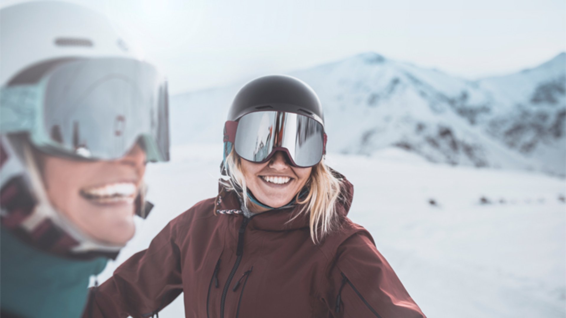 Girlfriends skiing | Photo: Oberösterreich Tourismus GmbH / Stefan Mayerhofer Two girlfriends are standing on the ski slope and smiling at the camera.