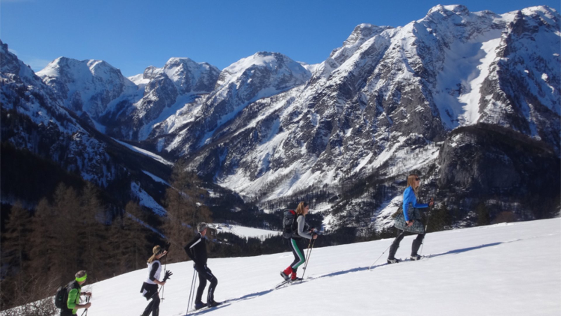 Schneeschuhwanderung mit Nature Sports | Foto: Nature Sports Eine Gruppe beim Schneeschuhwandern, im Hintergrund eine Berggruppe.