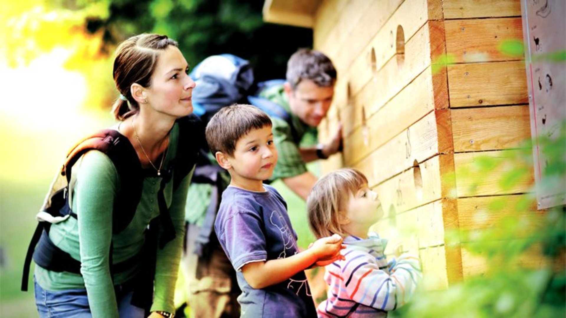 Poaching trail family | Photo: TVB Pyhrn-Priel / Daniel Hinterramskogler A family is a Wildererweg family at the station for intuition.