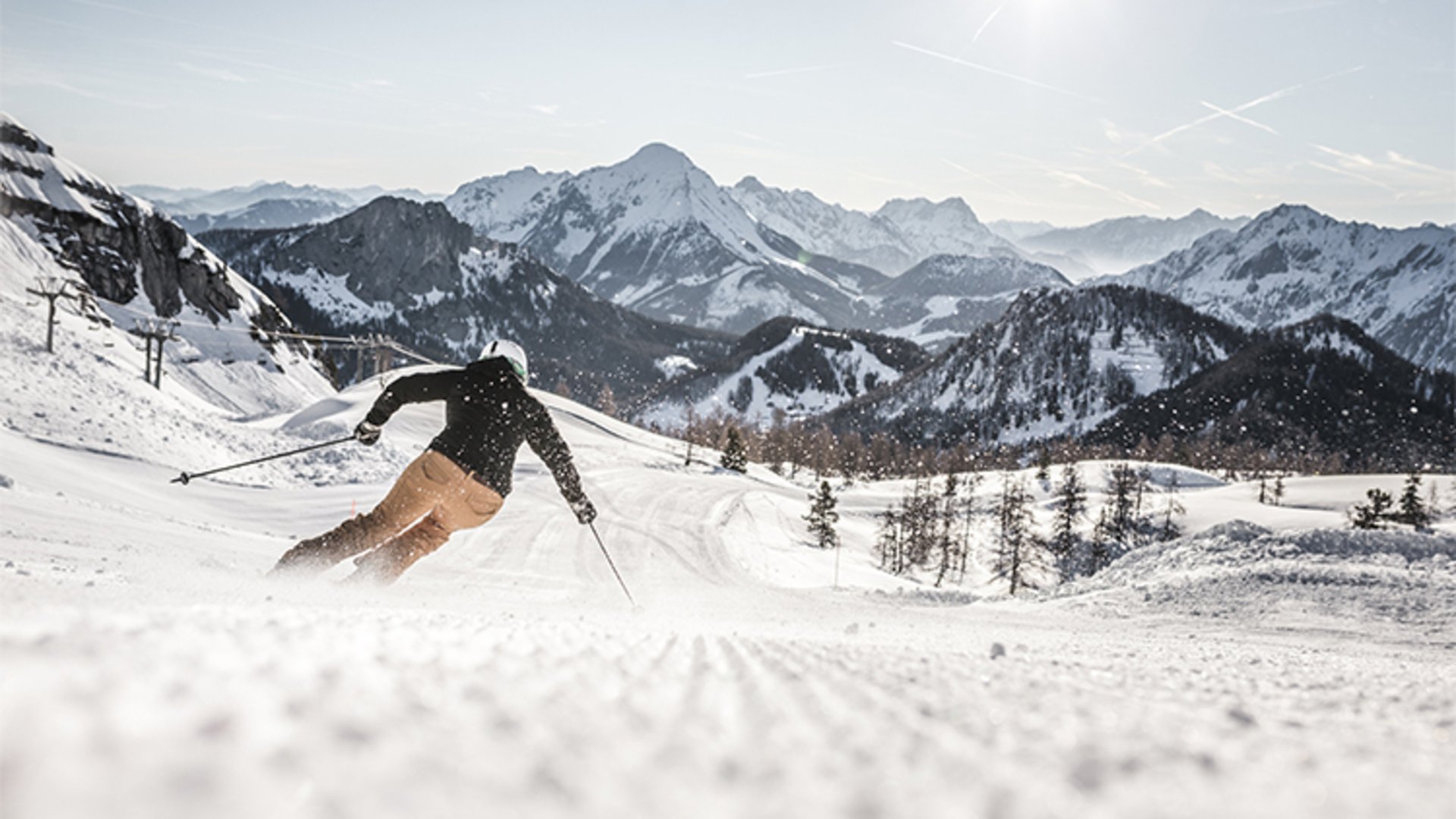 Skifahren auf der Wurzeralm | Foto: Oberösterreich Tourismus GmbH/Moritz Ablinger Eine Person fährt Ski auf der Wurzeralm mit einem wunderbaren Panorama.