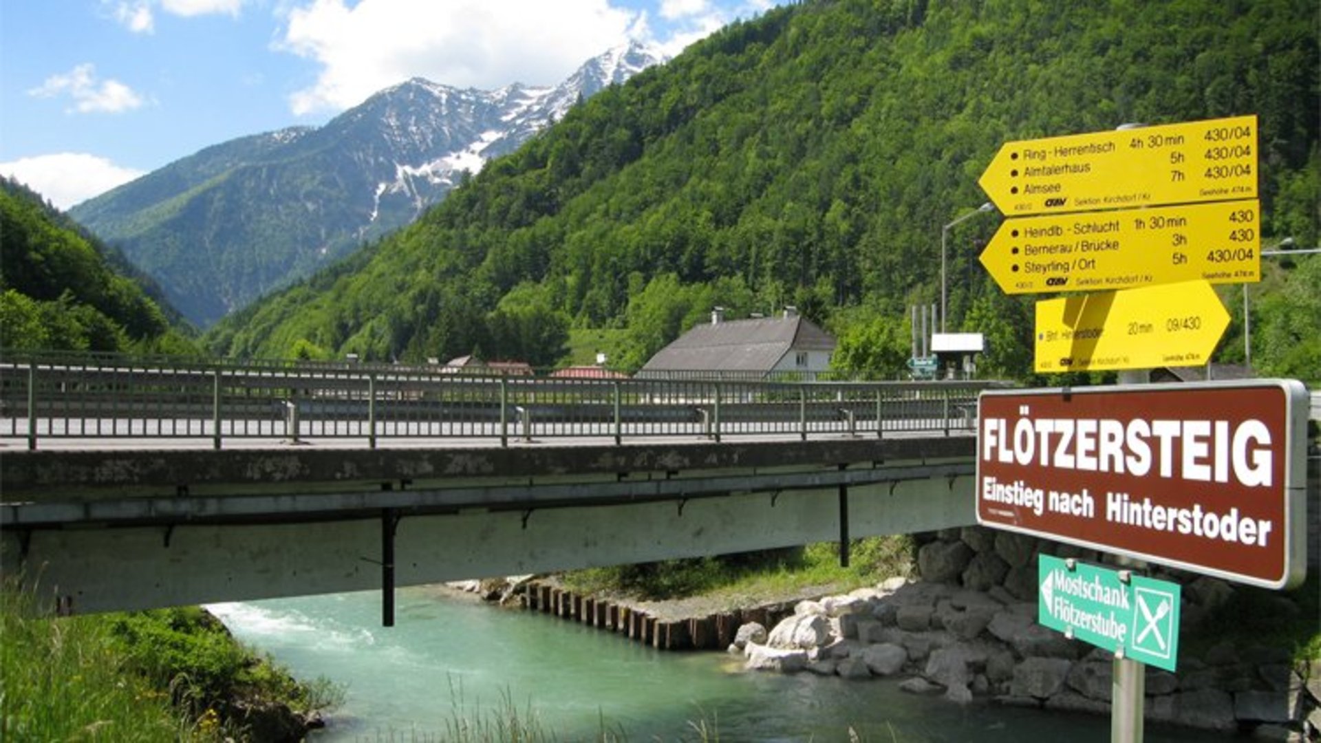 Flötzersteig Bridge | Foto: Komunita Hinterstoder / Heinz Schachner Pohled na most a několik směrovek.