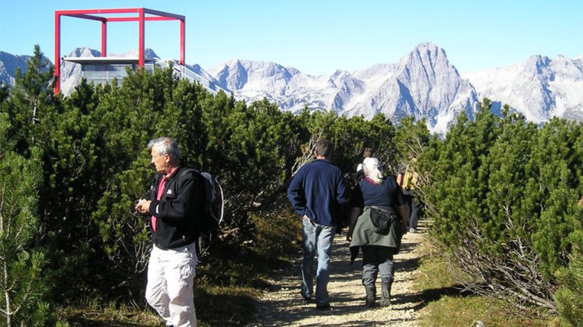 Vyhlídková plošina Höss | Foto: Komunita Hinterstoder / Heinz Schachner Pohled na vyhlídkovou plošinu Höss s turisty v popředí.