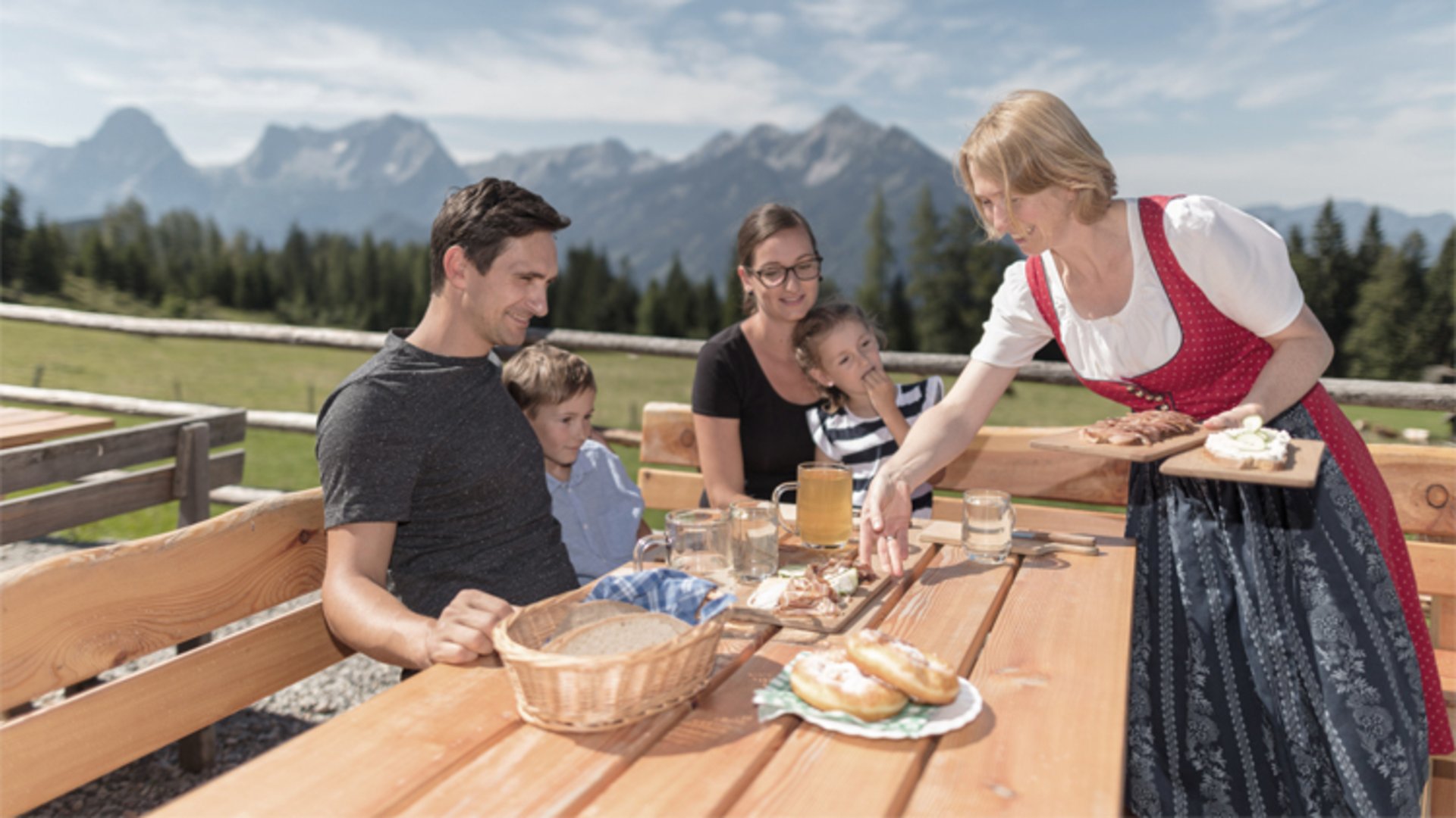 Turistický odpočinek na Steyrsbergerreithu Foto: Oberösterreich Tourismus GmbH / Daniel Hinterramskogler Rodině ve Wanderrast am Steyrsbergerreith se podávají nápoje a jídlo.