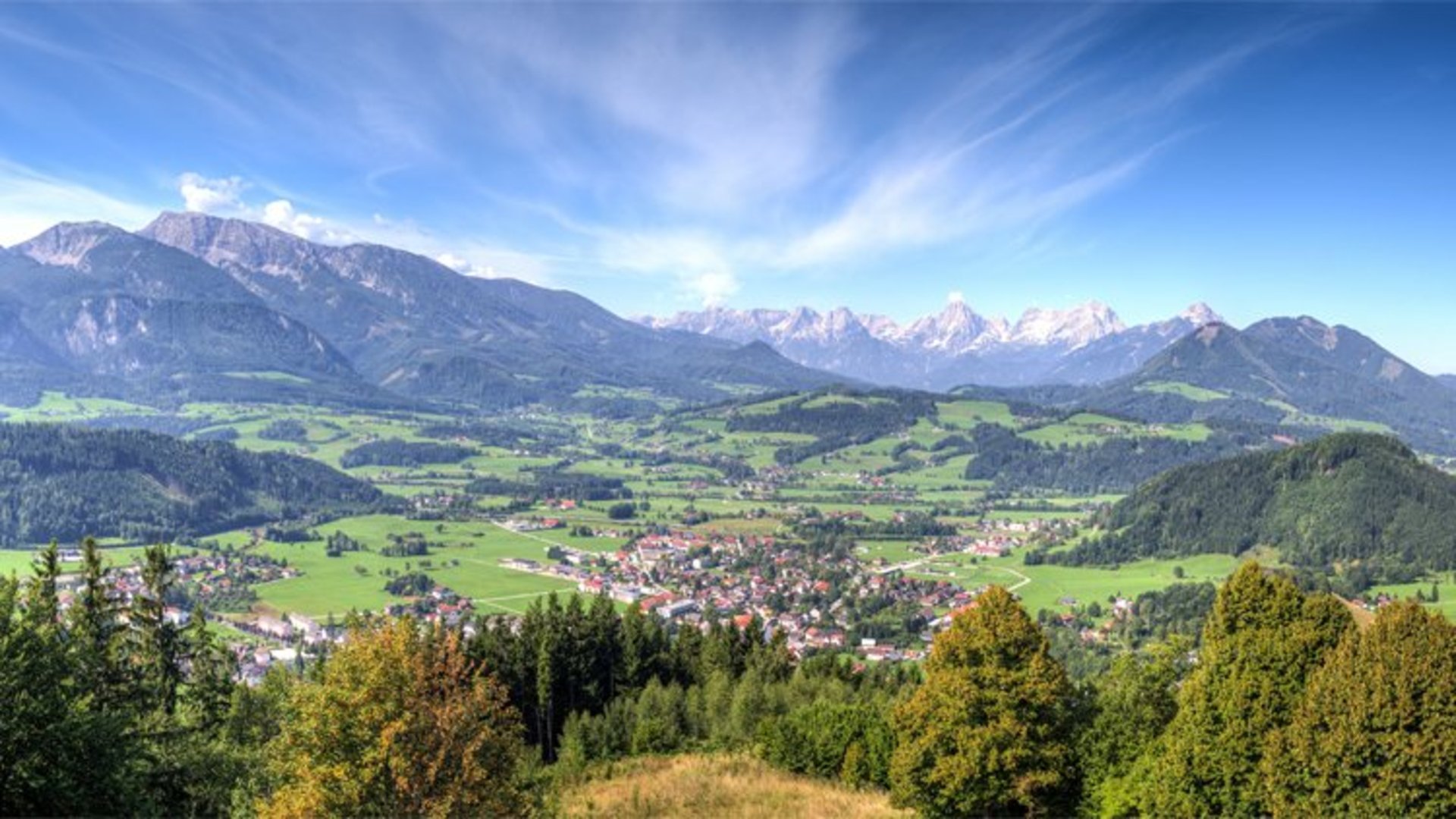 Panorama from the Wurbauerkogel | Photo: TVB Pyhrn-Priel / Sulzbacher Panoramic view from the Wurbauerkogel to Windischgarsten and the Prielgruppe in the background.