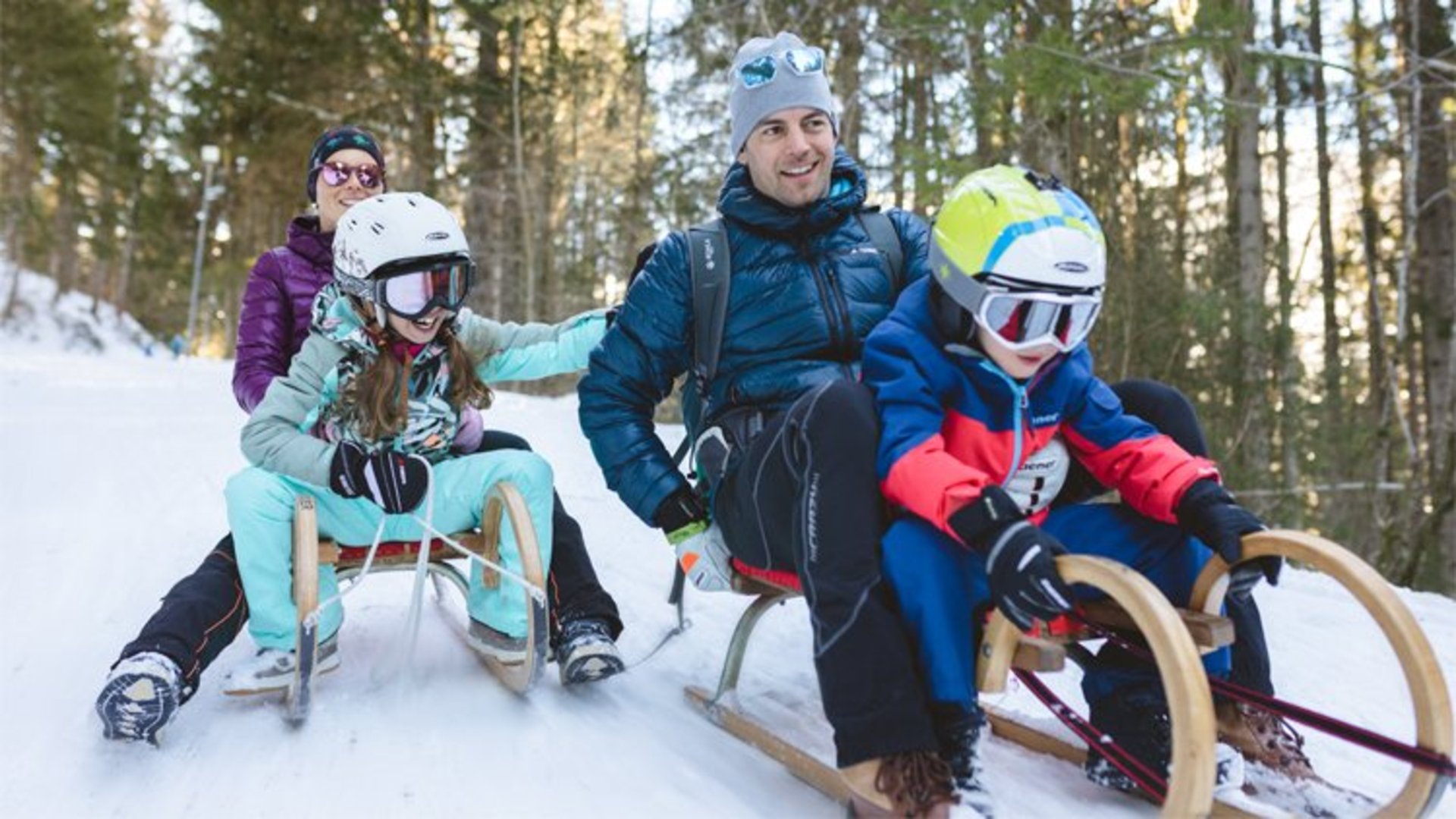 Rodeln | Foto: TVB Pyhrn-Priel/Florian Lierzer Eine Familie beim Rodeln auf der Naturrodelbahn im Wald.