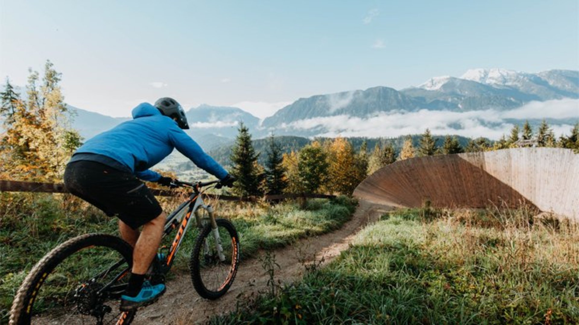 Wurbauerkogel Wallride | Photo: Österreich Werbung / Charly Schwarz A downhiller at the Wurbauerkogel bike park is driving towards the Wallride, with the Warscheneck in the background.