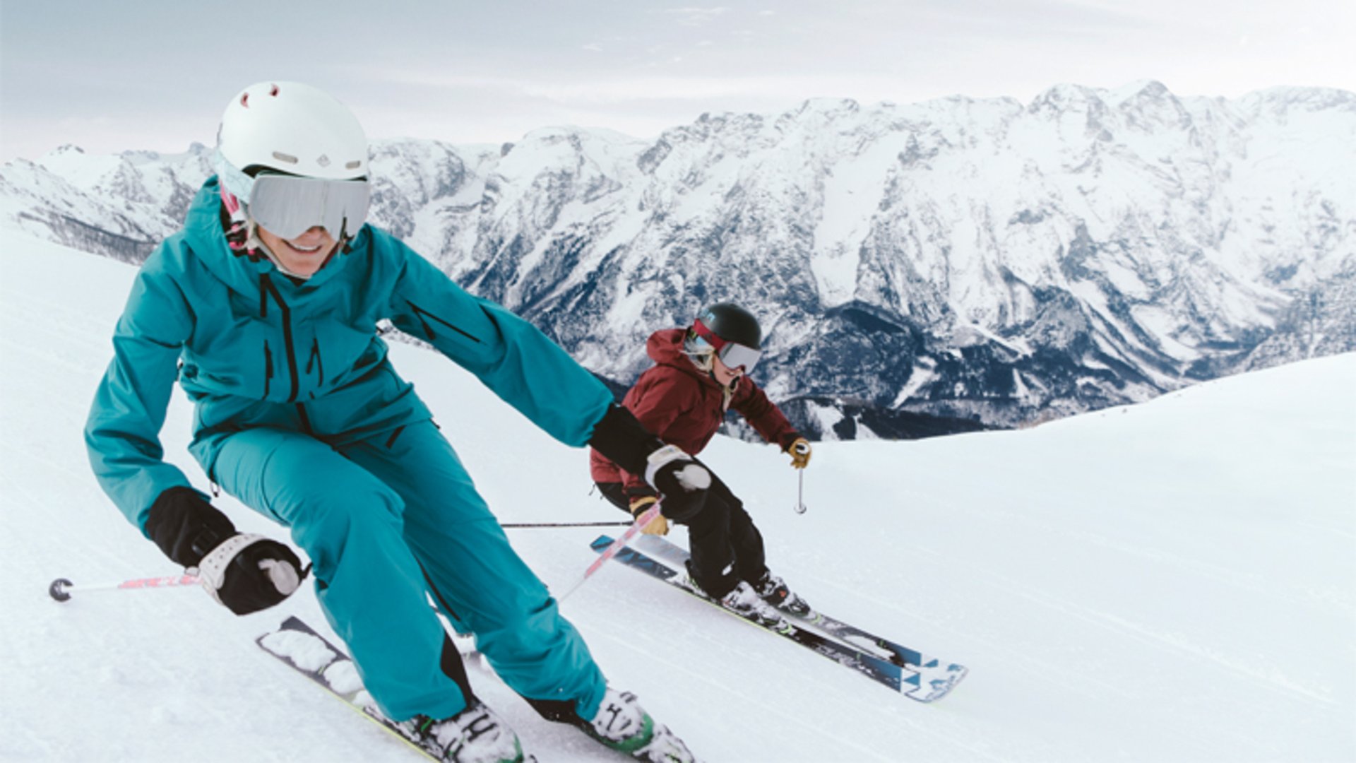 Přítelkyně na lyžích | Foto: Oberösterreich Tourismus GmbH / Stefan Mayerhofer Dva přátelé v pravé zatáčce před skupinou priel.